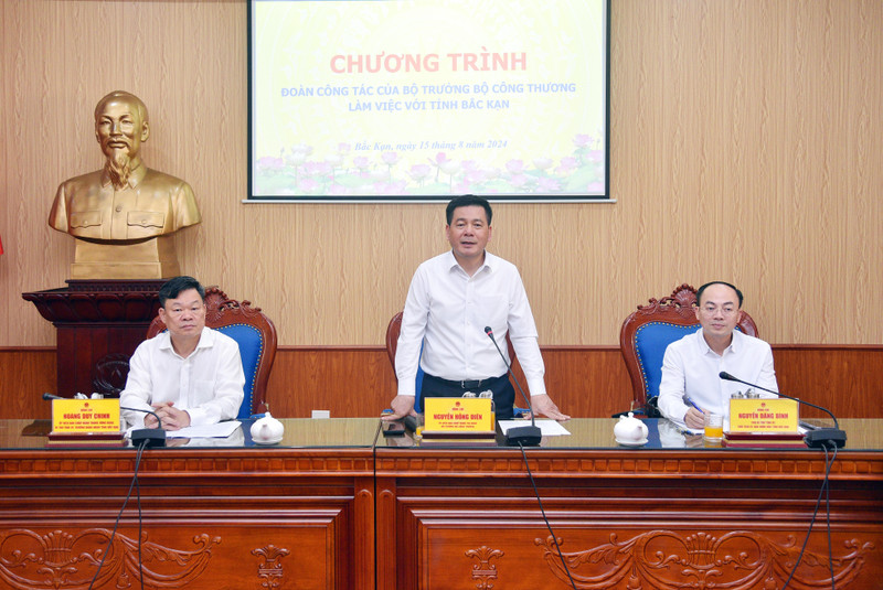 Bộ trưởng Nguyễn Hồng Diên kết luận buổi làm việc. BT Công thương 3.jpg