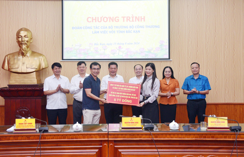 Đoàn công tác của Bộ Công thương trao tặng kinh phí cho tỉnh Bắc Kạn. BT Công thương 1.jpg