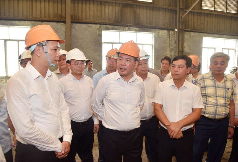 Bộ trưởng chỉ đạo một số nội dung tại Nhà máy sắt xốp Matexim. BT Công thương 6.jpg