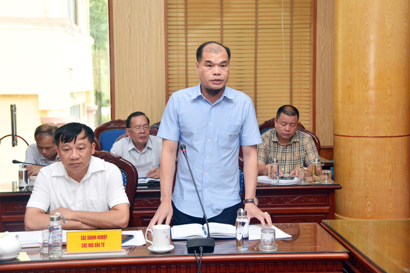 Ông Đinh Văn Hiến, Tổng Giám đốc Công ty Cổ phần Khoáng sản nêu kiến nghị với UBND tỉnh tại Hội nghị Kết nối phát triển nguồn nguyên liệu cho các nhà máy chế biến sâu khoáng sản trên địa bàn tỉnh Bắc Kạn. KS 1.jpg