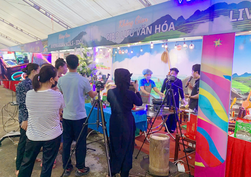 HTX Tài Hoan ứng dụng công nghệ livestream của Công ty Cổ phần Tập đoàn Công nghệ VIPTAM tại Ngày hội nông sản OCOP và văn hóa ẩm thực 6 tỉnh Việt Bắc năm 2024. VIPTAM 1.jpg