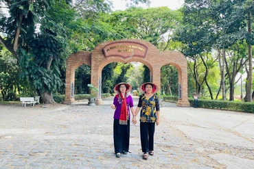 Cổng khu di tích Gò Tháp
