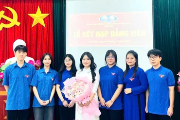 Thầy giáo Lê Xuân Thứ, Bí thư Đảng bộ, Hiệu trưởng Trường THPT Chuyên Bắc Kạn và cô giáo Lã Thị Lệ Hà, Bí thư Chi bộ 1, Trường THPT Chuyên Bắc Kạn trao Quyết định kết nạp cho đảng viên mới Trần Thị Quỳnh Hương.