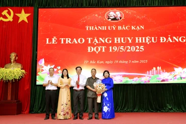 TP. Bắc Kạn trao tặng, truy tặng huy hiệu Đảng cho 82 đảng viên