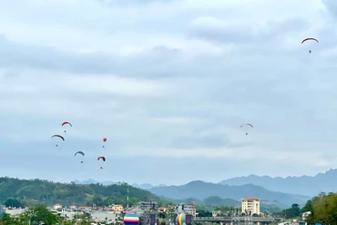 Trải nghiệm dù lượn tại Bắc Kạn: Bay trên "Ngọn nguồn hội tụ" Sông Cầu