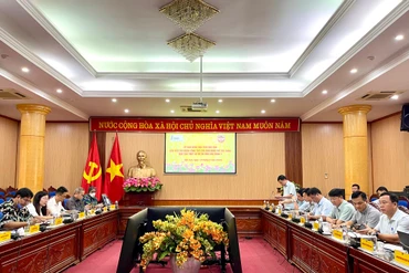 Đồng chí Nông Quang Nhất, Phó Chủ tịch UBND tỉnh Bắc Kạn làm việc với đoàn công tác của IFAD