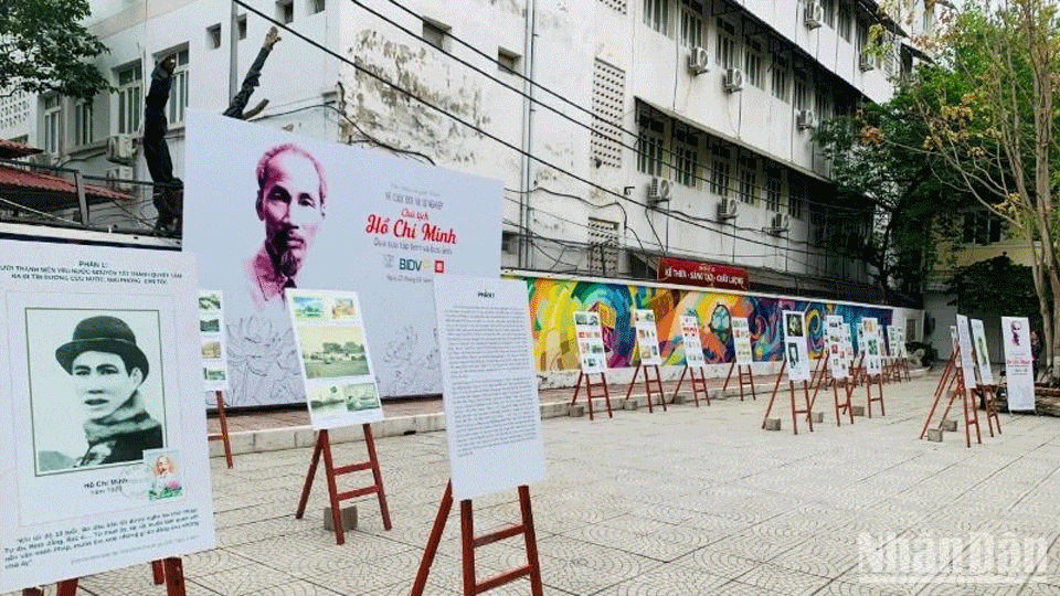 Quang cảnh triển lãm tại Trường đại học Mỹ thuật Công nghiệp. (Ảnh: SONG ANH) 57.gif
