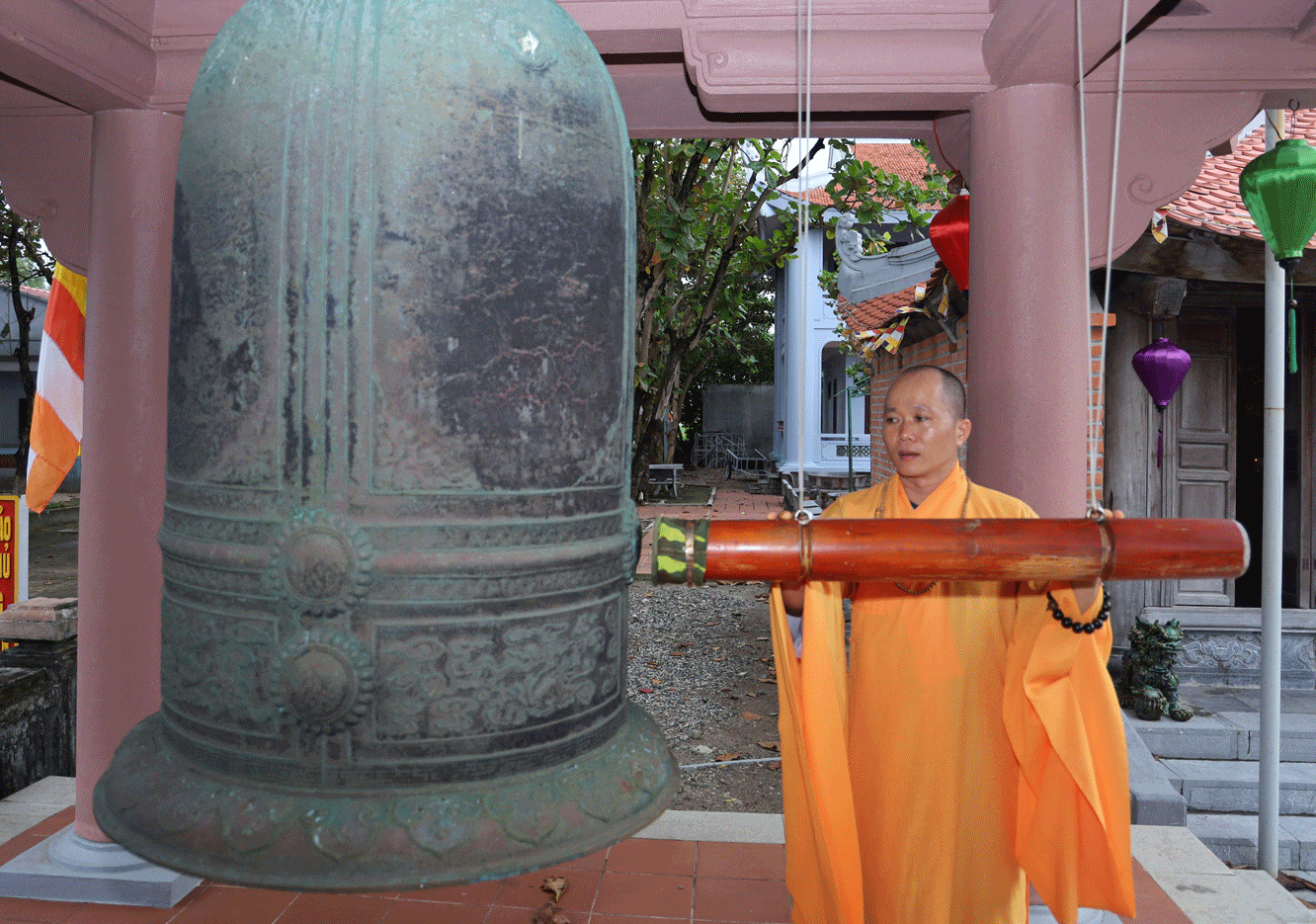 Giữa ầm ào bão gió biển đảo Trường Sa, tiếng chuông chùa ngân vọng, khiến lòng người lắng lại, bình yên đến lạ thường… img-8984.gif