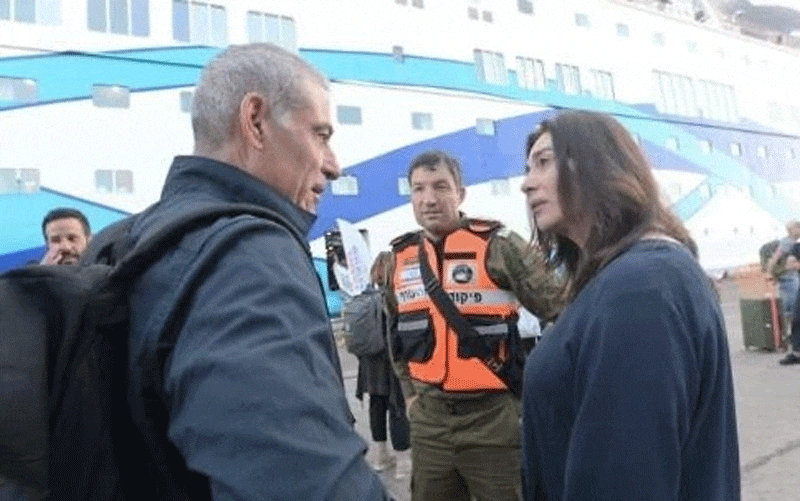 Bộ trưởng Giao thông vận tải Miri Regev chào đón người dân Israel đến cảng Ashdod của Israel, ngày 20/6. Ảnh: Bộ Giao thông vận tải Israel 54.gif