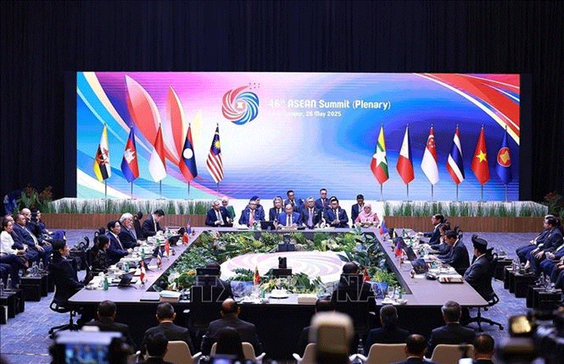 Phiên toàn thể Hội nghị Cấp cao ASEAN lần thứ 46 tại Kuala Lumpur, Malaysia, sáng 26/5. 61.gif