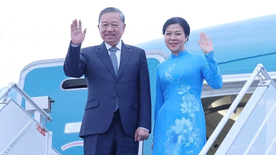 Tổng Bí thư Tô Lâm và Phu nhân rời thủ đô Minsk, lên đường về nước. (Ảnh: Thống Nhất/TTXVN) 41.gif