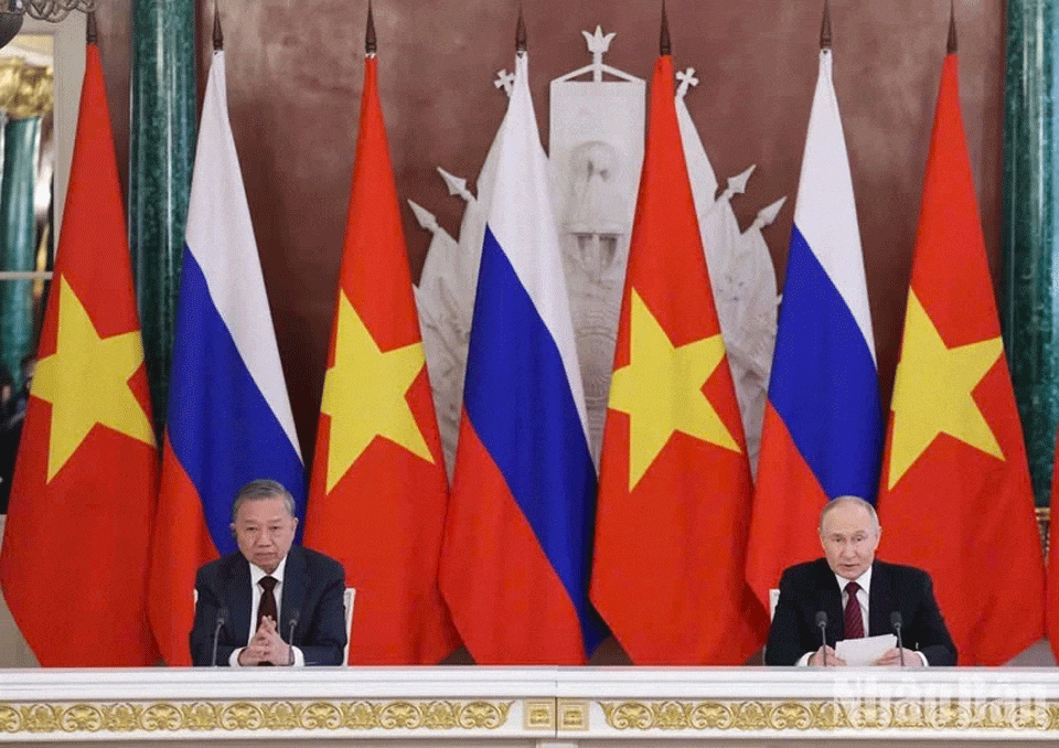 Tổng Bí thư Tô Lâm và Tổng thống Liên bang Nga Vladimir Putin phát biểu với báo chí. (Ảnh: TTXVN) 45.gif