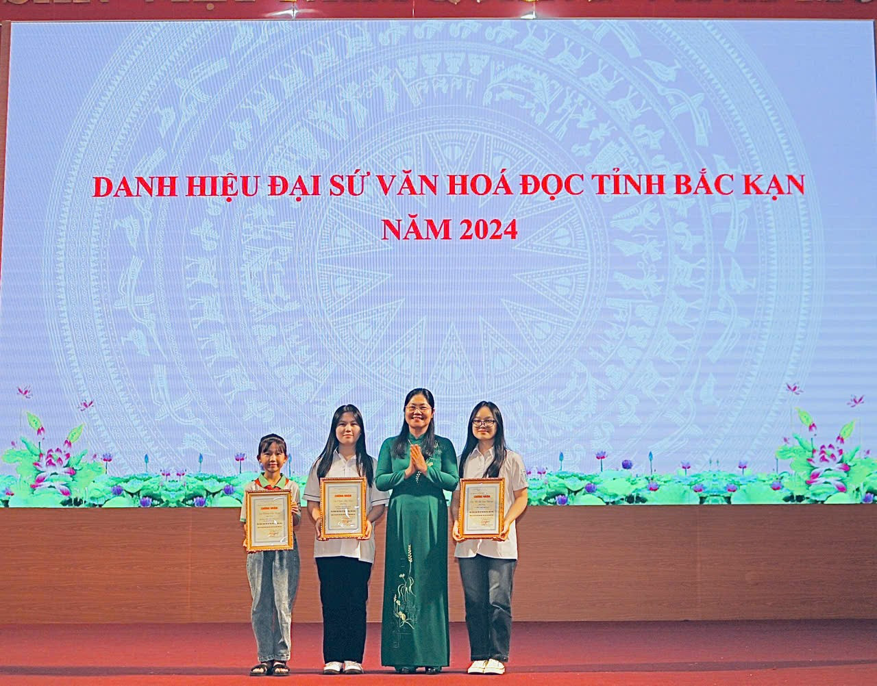 Đồng chí Hoàng Thu Trang, Ủy viên Ban Thường vụ Tỉnh ủy, Phó Chủ tịch UBND tỉnh trao danh hiệu đại sứ văn hóa đọc năm 2024. dai-su-4928.jpg