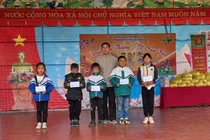 Đại diện dòng họ hiếu học Hoàng Thọ tặng quà động viên học sinh xã Tân Tú vượt khó, vươn lên trong học tập dịp Tết Nguyên đán 2024. 