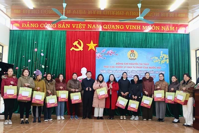 Đại biểu Quốc hội tỉnh Bắc Kạn tặng quà tết cho đoàn viên, công nhân viên chức lao động xã Bằng Vân và xã Đức Vân (Ngân Sơn).