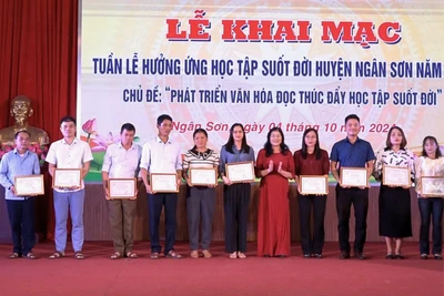 Hội khuyến học huyện Ngân Sơn trao học bổng cho 12 cá nhân có thành tích tiêu biểu trong công tác khuyến học.