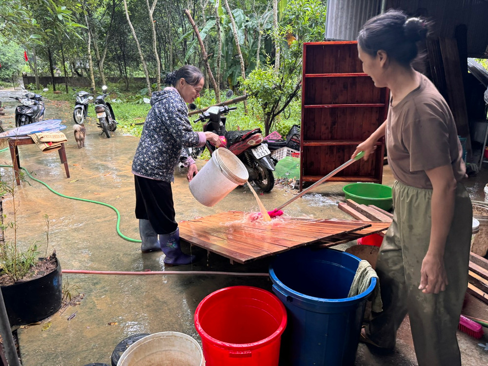 Dọn dẹp sau lũ lụt