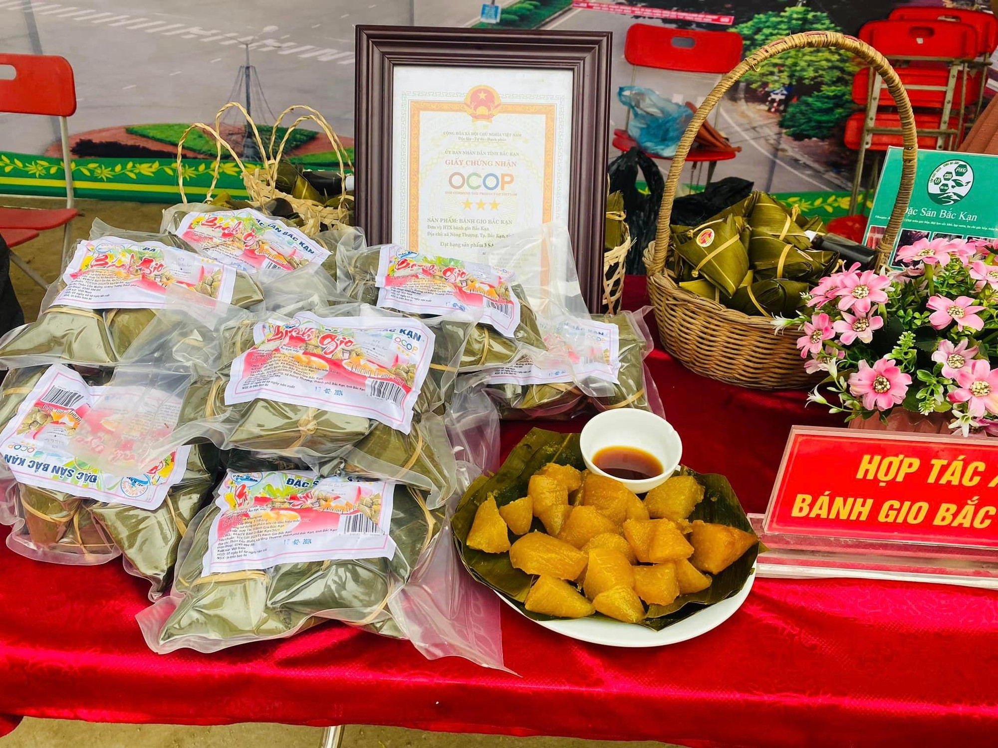 Sản phẩm bánh gio của HTX bánh gio Bắc Kạn đạt sản phẩm OCOP 3 sao cấp tỉnh từ năm 2022. 428602749_6834855259959958_4305864332187975349_n.jpg