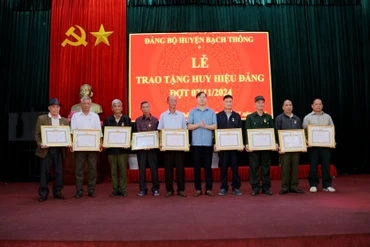  Bạch Thông trao Huy hiệu Đảng cho 24 đảng viên đợt 07/11