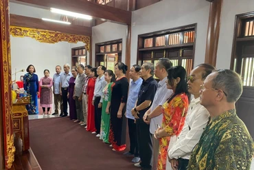 Nguyên lãnh đạo các báo Đảng địa phương dâng hương tưởng nhớ Chủ tịch Hồ Chí Minh tại Nà Tu
