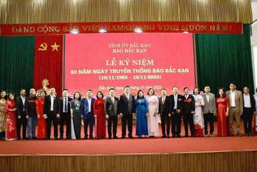 Các đồng chí: Lê Quốc Minh, Ủy viên BCH Trung ương Đảng, Tổng Biên tập Báo Nhân dân, Phó Trưởng ban Tuyên giáo Trung ương, Chủ tịch Hội Nhà báo Việt Nam; Hoàng Duy Chinh, Ủy viên BCH Trung ương Đảng, Bí thư Tỉnh ủy, Trưởng đoàn ĐBQH tỉnh; Phương Thị Thanh, Phó Bí thư Thường trực Tỉnh ủy, Chủ tịch HĐND tỉnh chụp ảnh lưu niệm với các đồng chí lãnh đạo, viên chức Báo Bắc Kạn.
