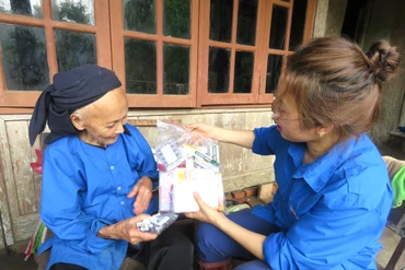 Khám bệnh, cấp phát thuốc miễn phí cho người dân xã Yến Dương