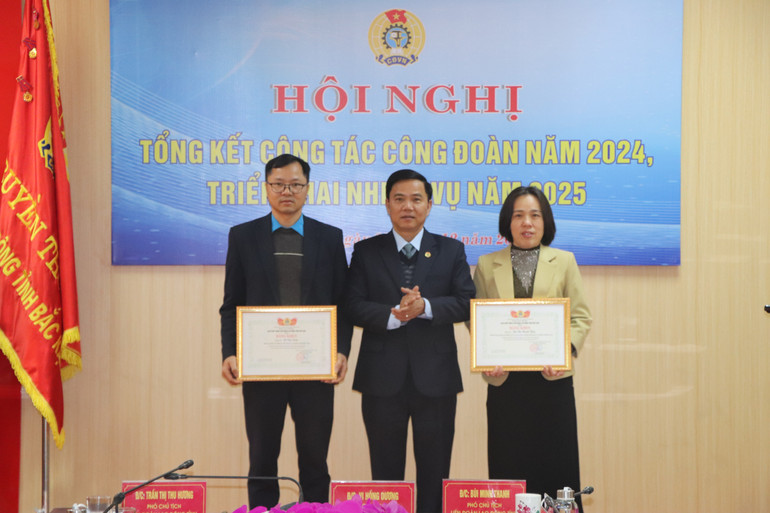 Các cá nhân có thành tích xuất sắc trong phong trào thi đua lao động giỏi và xây dựng tổ chức công đoàn vững mạnh năm 2024 nhận Bằng khen của Liên đoàn Lao động tỉnh. b8a93436-6510-4c77-9db1-24bc765366c9.jpg