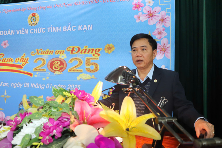 Đồng chí Bùi Minh Thanh, Phó Chủ tịch Liên đoàn Lao động tỉnh phát biểu chúc Tết tới cán bộ, đoàn viên, người lao động thuộc Công đoàn Viên chức tỉnh. o-thanh-pb.jpg