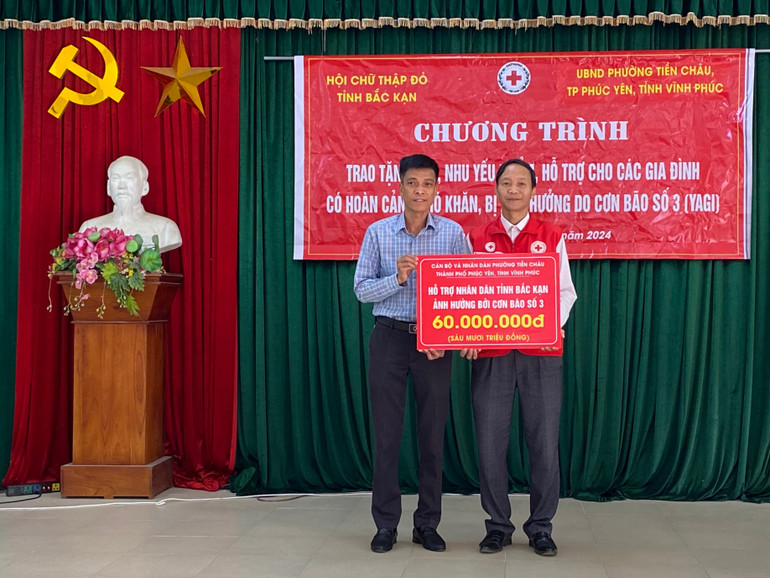 Trao biển biểu trưng giá trị các phần quà cho thị trấn Đồng Tâm. e624765a-ec18-4717-b564-48032f4282ef.jpg