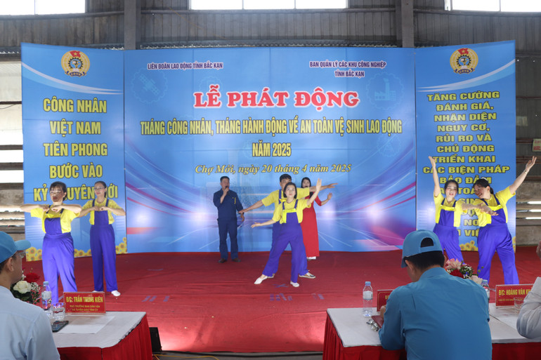 Văn nghệ chào mừng. img-9735.jpg