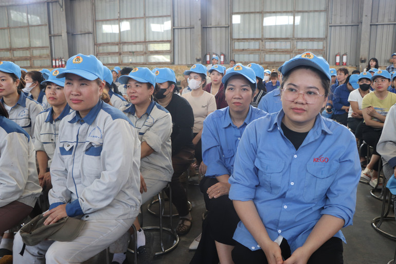 Công nhân, người lao động tham dự buổi lễ. img-9769.jpg