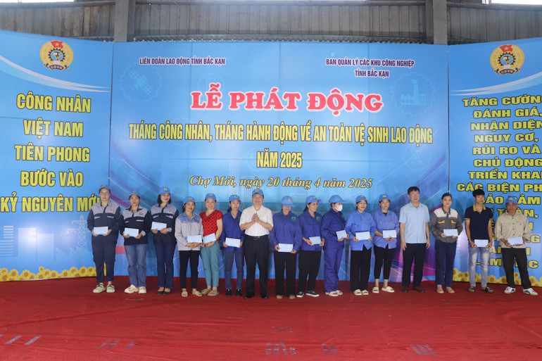 Các đại biểu trao quà cho công nhân, người lao động có hoàn cảnh khó khăn. img-9782.jpg