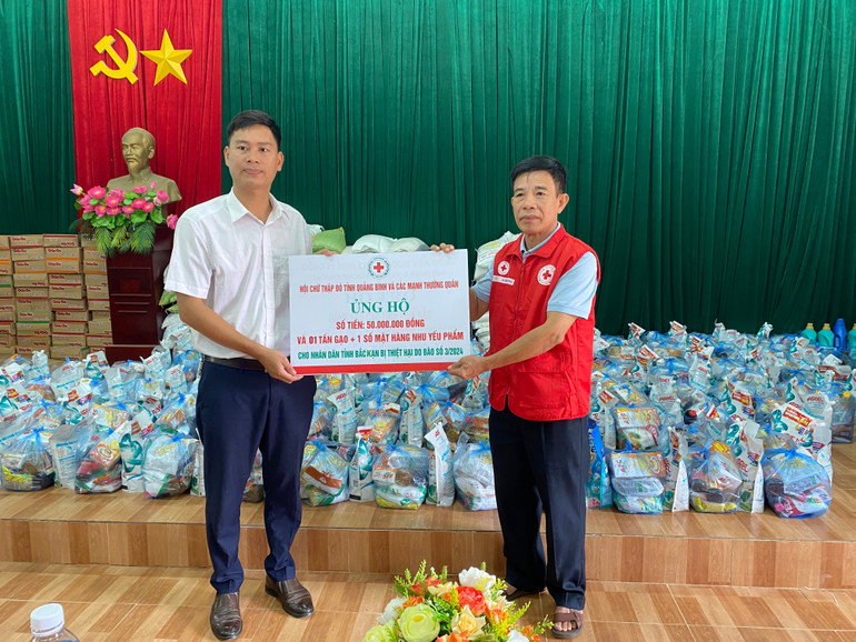 Hội Chữ thập đỏ tỉnh Bắc Kạn trao biểu trưng giá trị các phần quà cho xã Thanh Vận. 440ea31d-f36b-4629-a0aa-aec4e3e52457-6799.jpeg