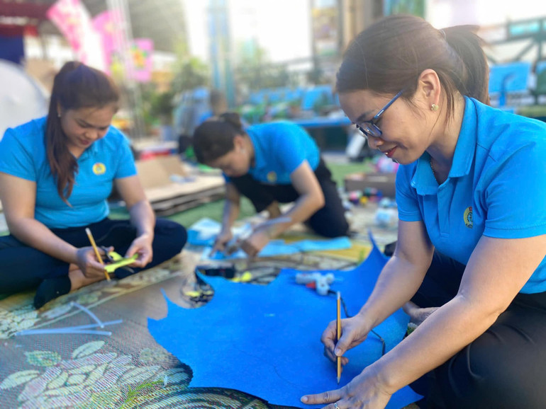 Giáo viên Trường Mầm non Đồng Tâm (Chợ Mới) làm đồ dùng, đồ chơi tự tạo. Ảnh: Cơ sở cung cấp. tu-lam-do-dung-do-choi.jpg