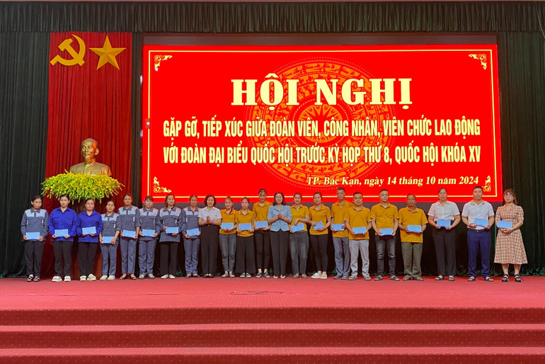 Đại biểu trao quà cho đoàn viên, CNVCLĐ có hoàn cảnh khó khăn tại TP. Bắc Kạn. f490e9e3-4db5-4eea-a8f6-bbfdf4895a20-5920.jpeg