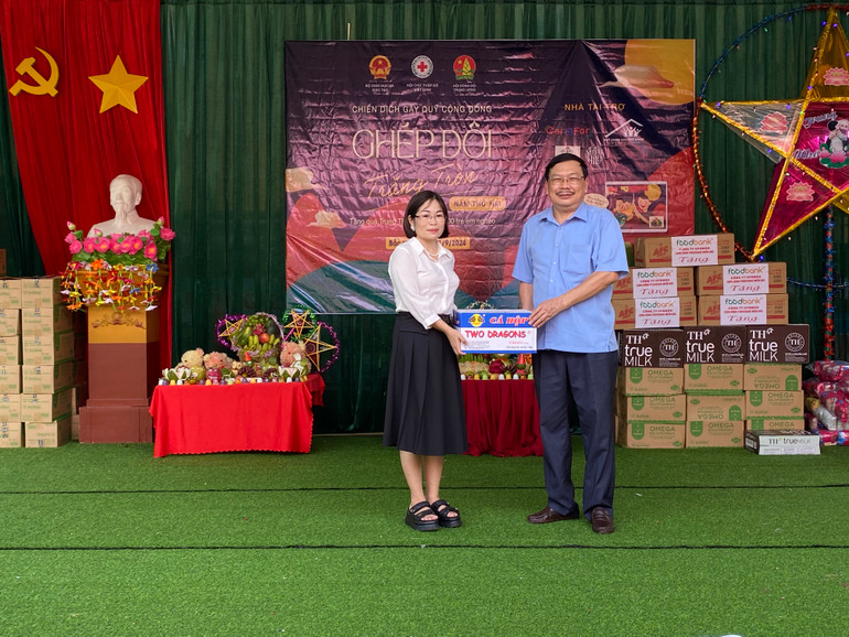 Ông Sầm Văn Du, Phó Giám đốc Sở Giáo dục và Đào tạo trao quà cho Trường Mầm non Cao Tân. Ông Sầm Văn Du, Phó Giám đốc Sở Giáo dục và Đào tạo trao quà cho Trường Mầm non Cao Tân.