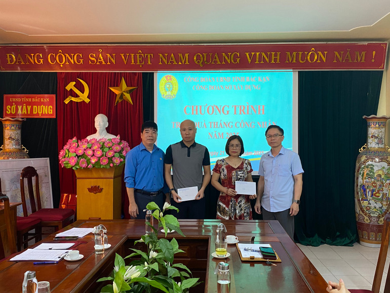 Lãnh đạo Công đoàn UBND tỉnh và Công đoàn Sở Xây dựng trao quà cho 02 đoàn viên Công đoàn Sở Xây dựng. 47798c28-1568-46d0-95b0-59415ea5c8a1.jpg