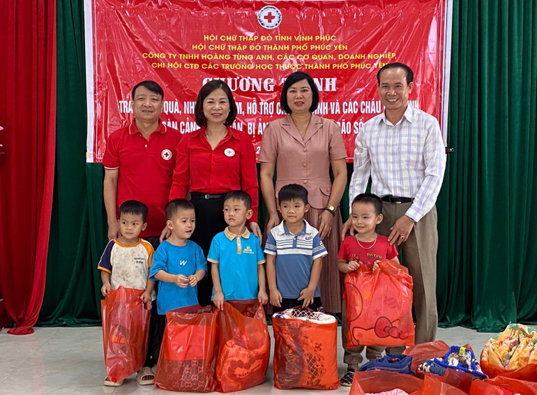 Đoàn trao quà cho Trường Tiểu học Nông Hạ và học sinh Trường Mầm non Nông Hạ. ab3439fd-d8ab-4767-85ca-92868da887a9-408-8418.jpeg