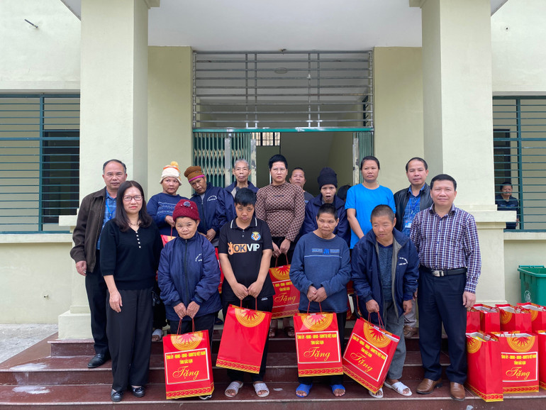 Đoàn công tác tặng quà cho người khuyết tật tại Cơ sở Bảo trợ xã hội tổng hợp tỉnh. 3d7817e9-a335-4f06-903e-5e3dadbb89ed.jpg