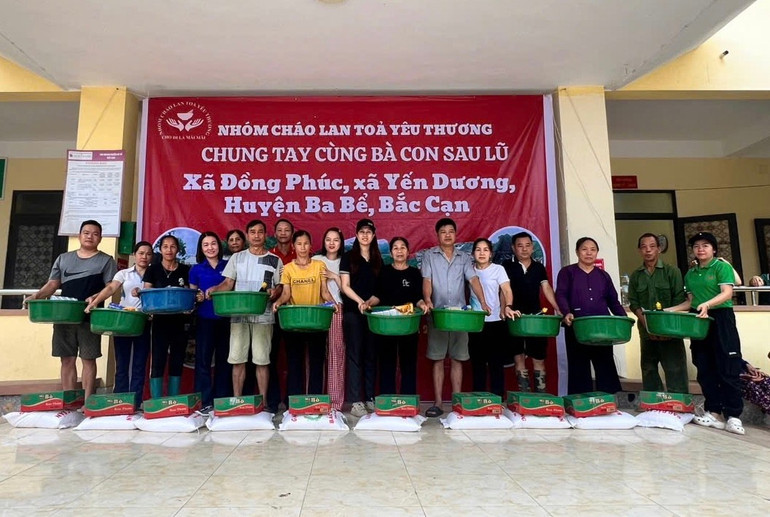 Ban tổ chức trao quà cho các hộ dân. 84eae233-c7cc-42ab-a968-8d1959733b95.jpg