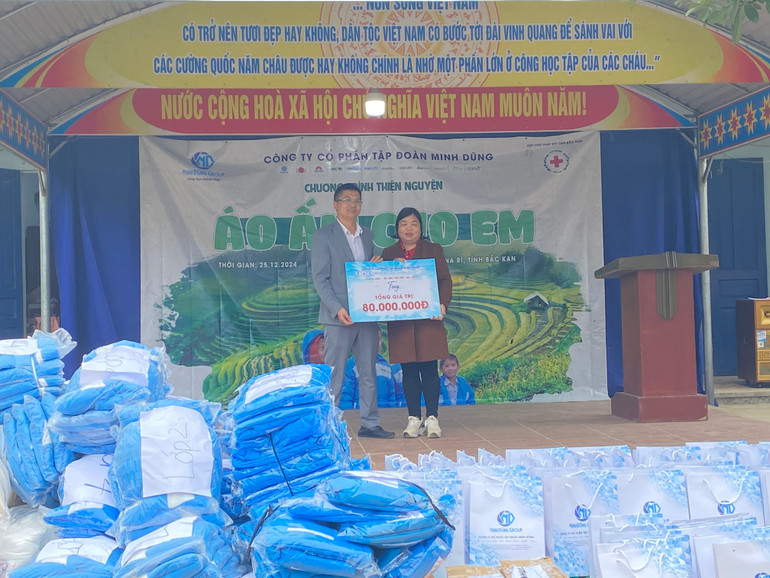 Nhà tài trợ trao biểu trưng giá trị quà cho Trường PTDTBT Tiểu học Đổng Xá. 33f95dc7-b361-4c7c-94ac-608a46c9cdc0.jpg
