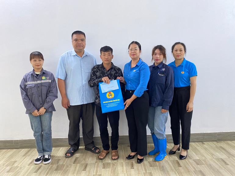Đoàn công tác trao tiền mặt và quà hỗ trợ cho đoàn viên công đoàn Triệu Vần Mình. ce89cd00-9999-4826-b9f3-7da32a5f1c02-9772.jpeg