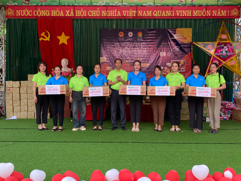 Hội Chữ thập đỏ tỉnh Bắc Kạn trao quà của Ngân hàng Thực phẩm Việt Nam (Food Bank Việt Nam) cho Trường Mầm non Cao Tân. Hội Chữ thập đỏ tỉnh Bắc Kạn trao quà của Ngân hàng Thực phẩm Việt Nam (Food Bank Việt Nam) cho Trường Mầm non Cao Tân.