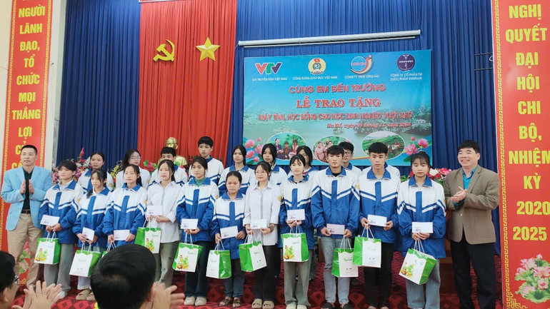 Các em học sinh nhận học bổng. Ảnh: Phương Thùy. 1b2379d5-c2a9-454e-b4a3-200ebe83d339.jpg