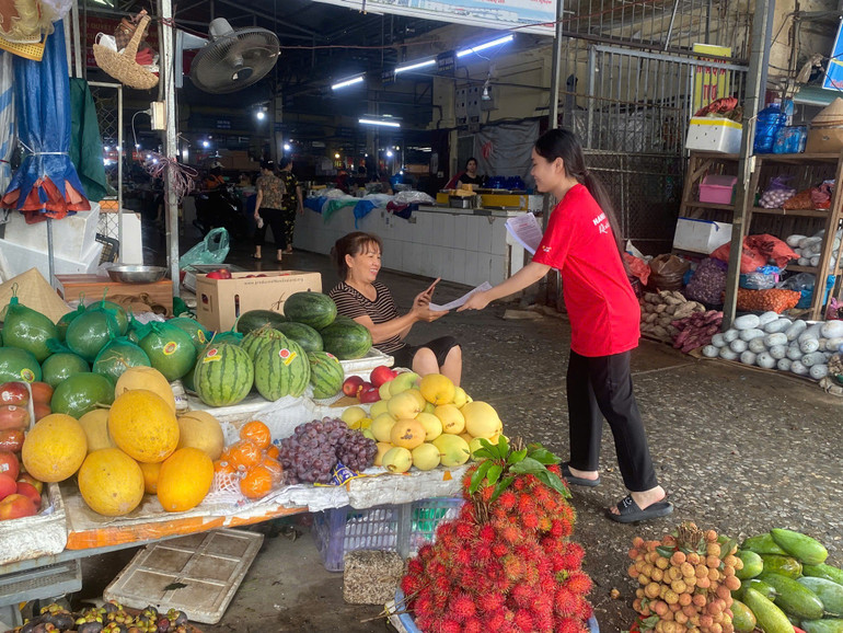 Tình nguyện viên phát thư vận động, kêu gọi người dân tham gia hiến máu tình nguyện. hanh-trinh-do.jpg