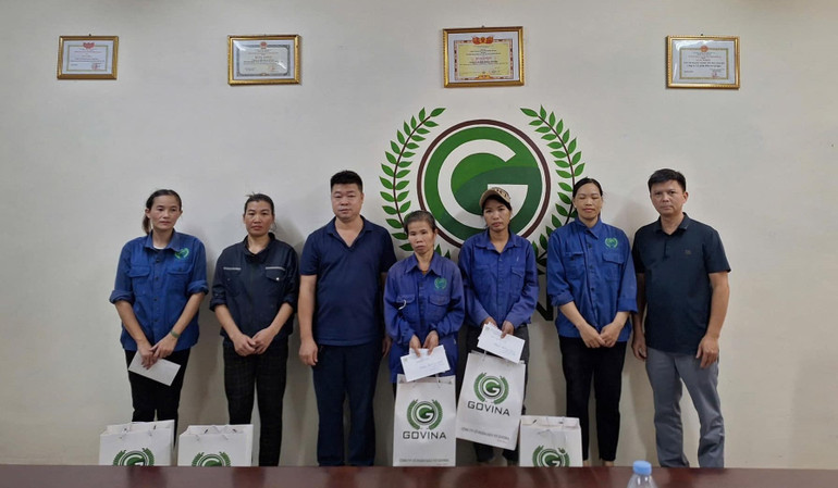 Công đoàn Công ty Cổ phần và Đầu tư Govina (Chợ Mới) hỗ trợ trên 14 triệu đồng từ nguồn tài chính công đoàn và nguồn tài trợ khác cho 07 đoàn viên công đoàn bị ảnh hưởng của bão số 3. trao quà govina.jpg