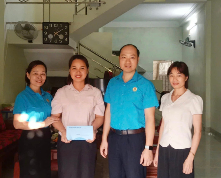Công đoàn Viên chức tỉnh Bắc Kạn tặng quà cho hộ gia đình nữ đoàn viên bị thiệt hại do cơn bão số 3. 81c7d9fc-5954-4591-93c1-4f268c7b67df-705.jpeg