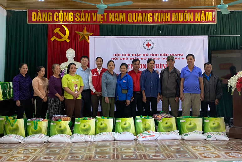 Ban tổ chức trao quà cho các hộ dân. 8f8b2d97-06f8-4310-ba1c-74fd3d441f5a.jpeg