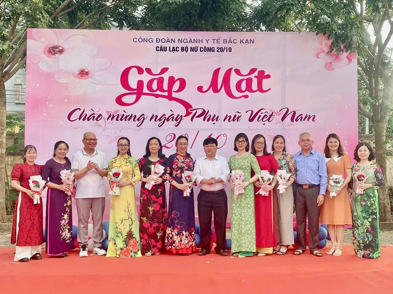 Các hoạt động chào mừng kỷ niệm Ngày Phụ nữ Việt Nam năm nay được công đoàn các cấp tổ chức phong phú, đa dạng, đổi mới, chăm lo toàn diện về đời sống vật chất, tinh thần cho nữ đoàn viên, công nhân viên chức, người lao động. Những hoạt động ý nghĩa, những bó hoa, phần quà thể hiện sự quan tâm của các cấp công đoàn toàn tỉnh, động viên chị em phấn đấu hoàn thành tốt nhiệm vụ cũng như phát huy tốt vai trò của phụ nữ trong gia đình./. clb-2010-cong-doan-nganh-y-te-2249.jpg