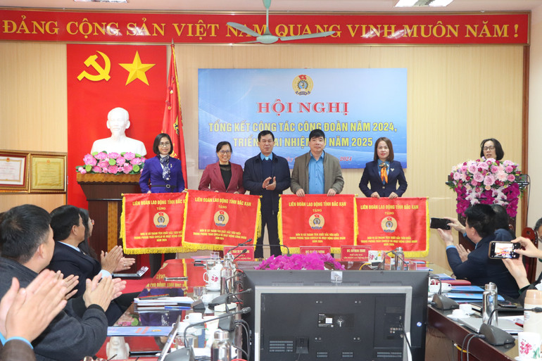 Ông Vi Hồng Dương, Ủy viên BCH Tổng Liên đoàn Lao động Việt Nam, Chủ tịch Liên đoàn Lao động tỉnh trao Cờ thi đua cho 04 tập thể. fd178552-30dd-4e05-85e9-5f6d1f882756.jpg